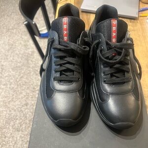 Black American cup sneaker lightly worn